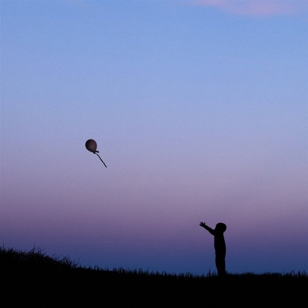 Девушка и воздушные шары на закате