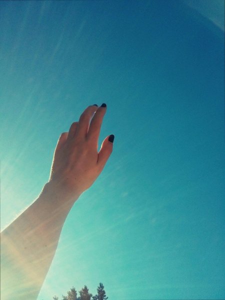 Рука тянется к небу