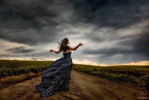 Девушка с распростертыми руками