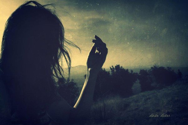 Рука тянется к небу