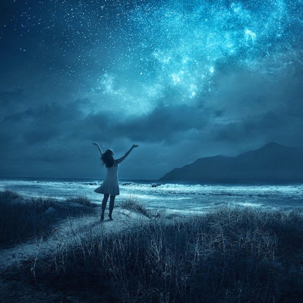 Рука тянется к небу