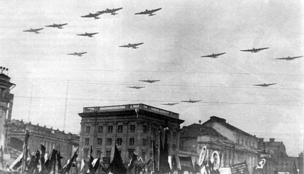 Самолеты в Куйбышеве 7 ноября 1941