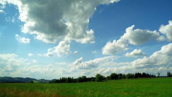 Поле с облаками
