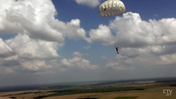 Парашютисты в небе