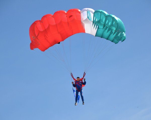 Парашютисты в небе