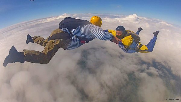 Десантники прыгают с парашютом
