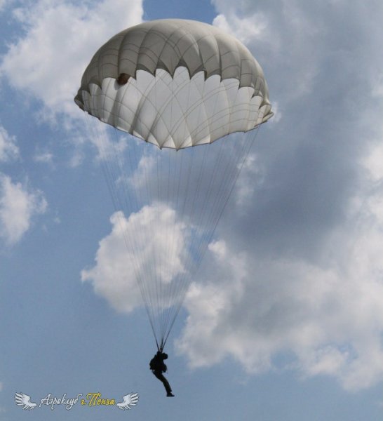 Парашют в небе