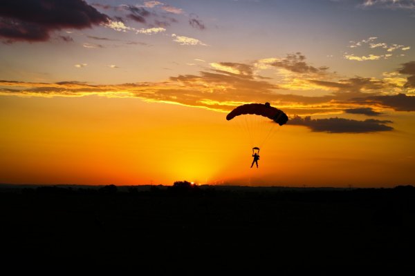 Парашютисты в небе на закате