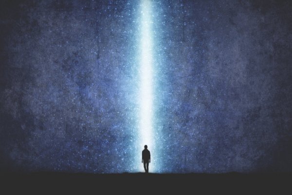 Девушка бежит по облакам