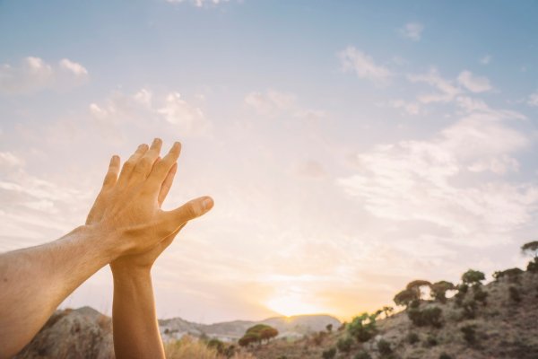 Рука тянется