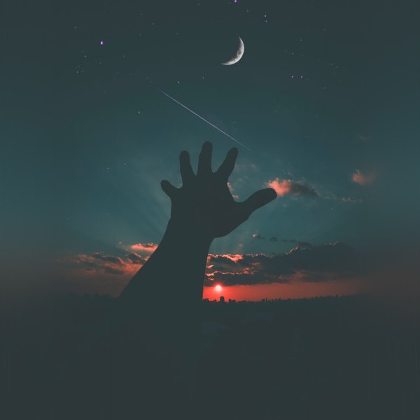 Рука тянется к солнцу