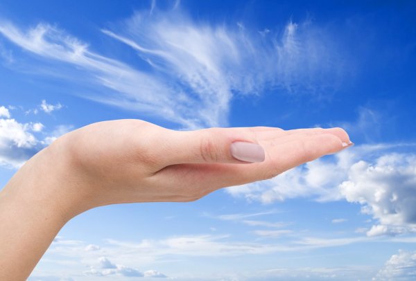 Женская рука на фоне неба