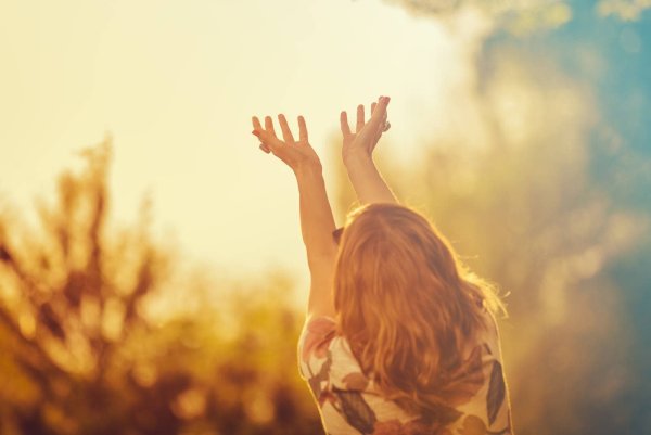 Девушка тянется к солнцу