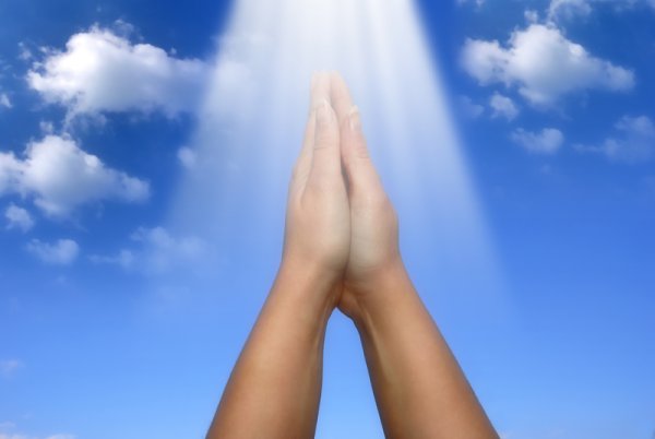 Девушка с поднятыми руками к небу