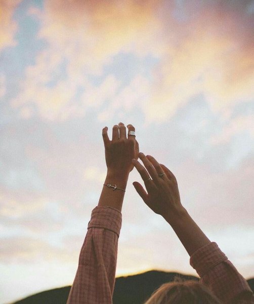 Женщина с поднятыми руками