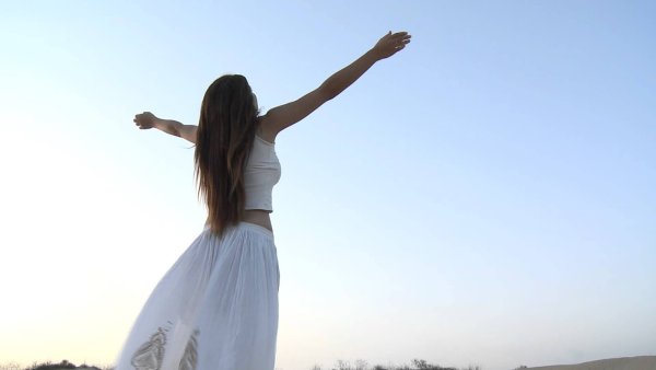 Девушка с поднятыми руками