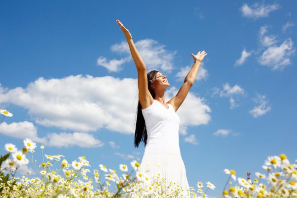 Женщина с поднятыми руками