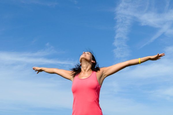 Девушка с поднятыми руками к небу