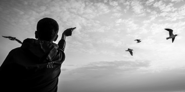 Парень с птицей