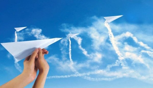 Открытка с бумажным самолетиком