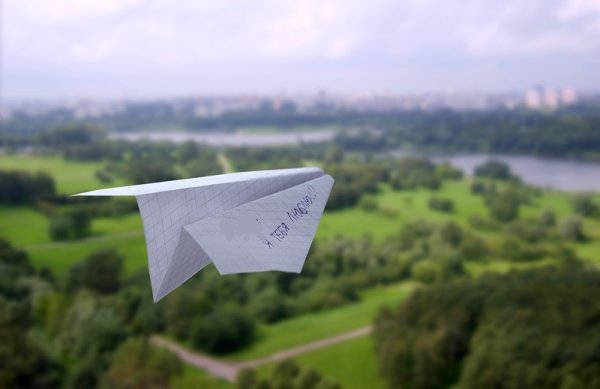 Бумажный самолетик в небе