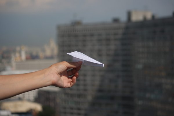 Запуск бумажных самолетиков