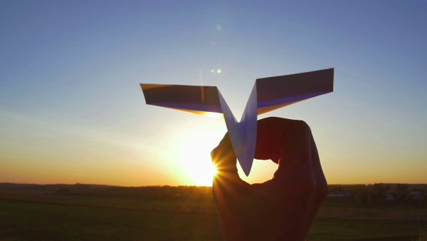 Бумажный самолет в небе