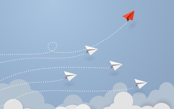 Бумажный самолетик в небе