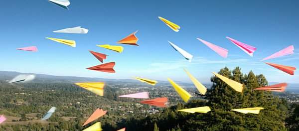 Бумажный самолетик арт