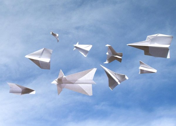 Ребенок запускает самолетик