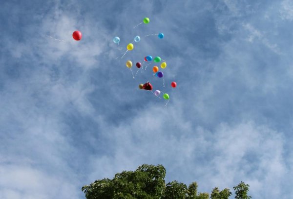 Праздничные шары в небе