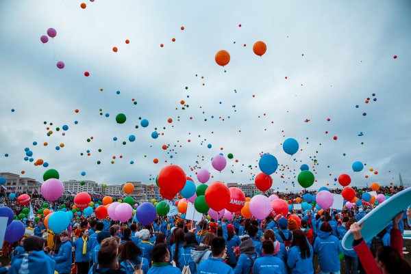 Запускают воздушные шары