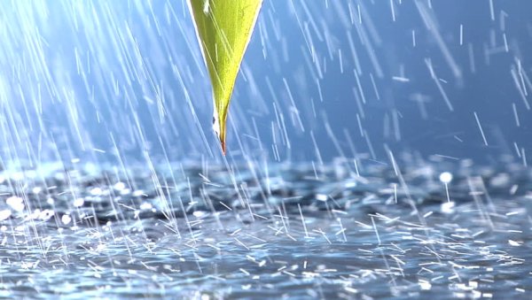 Капли дождя падают на землю