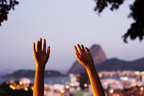 Рука тянется к небу