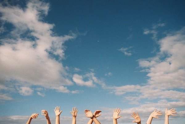 Руки на фоне неба