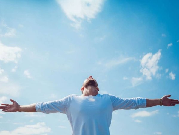 Мужчина с распростертыми руками