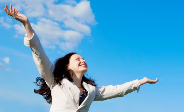 Девушка с распростертыми руками