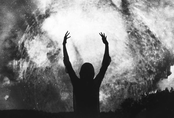 Руки поднятые к небу
