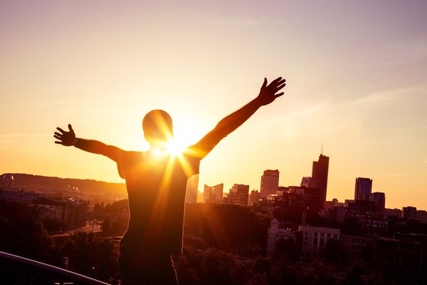 Человек с раскинутыми руками