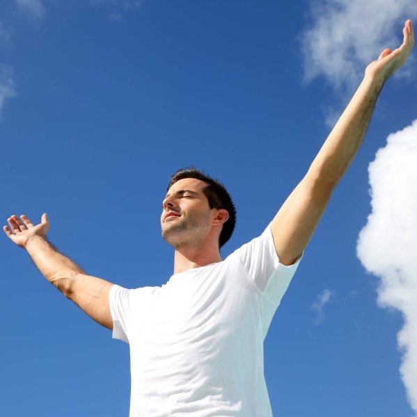 Человек с распростертыми руками