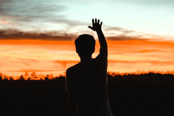 Парень на закате