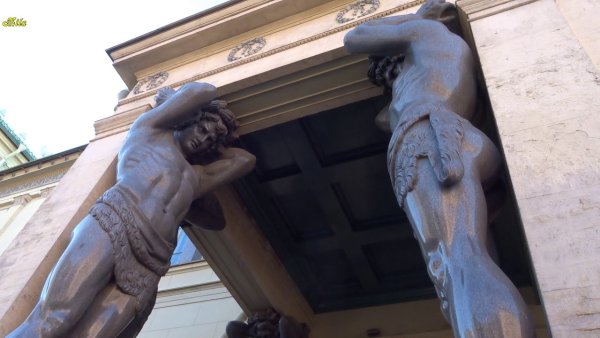 Атланты нового Эрмитажа в Санкт-Петербурге