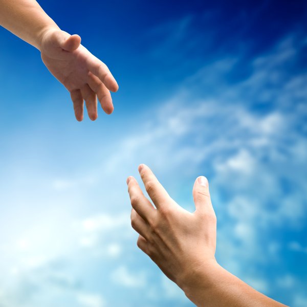 Руки на фоне неба