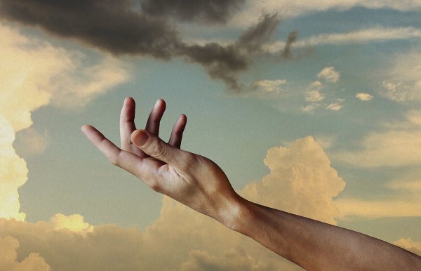 Протягивает руку