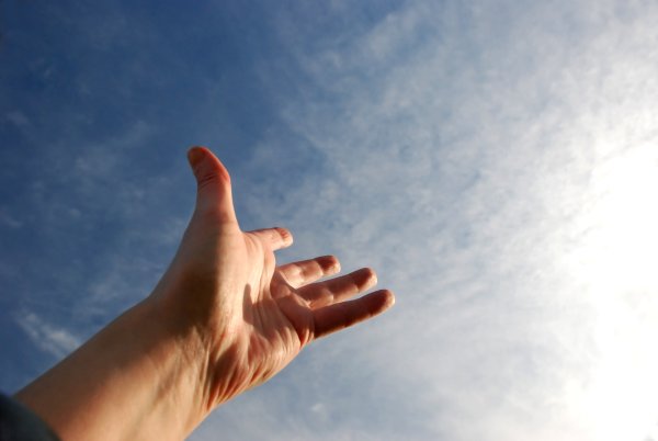 Рука тянется к небу