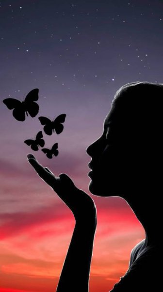 Девушка среди бабочек