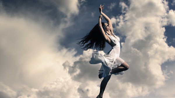 Женщина парящая в облаках