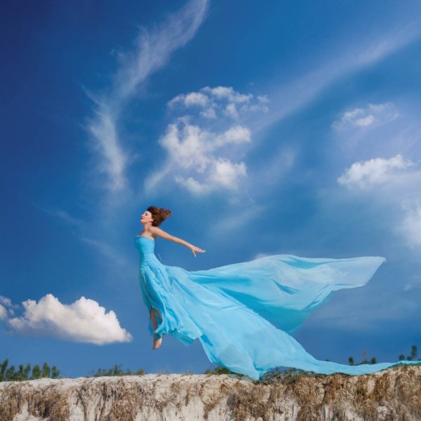 Женщина парящая в облаках