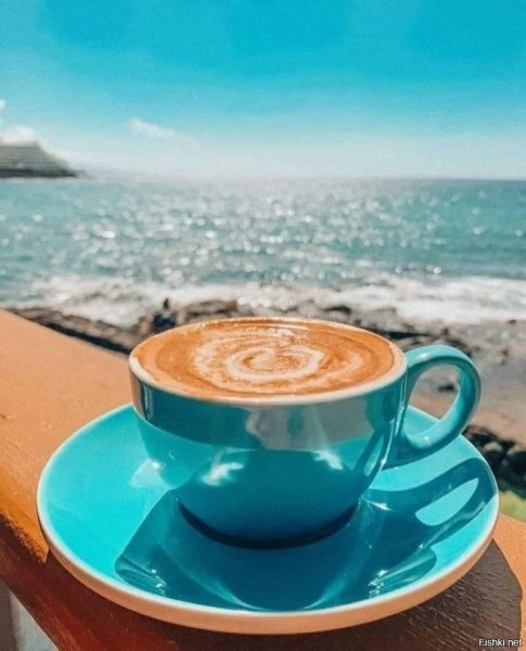Чашка кофе на море