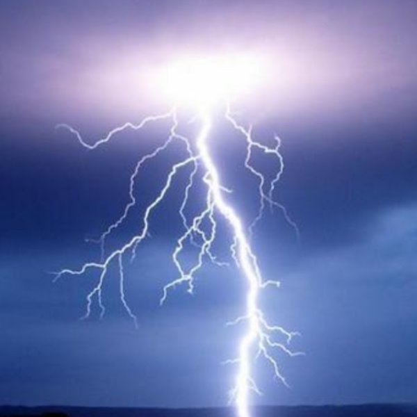 Отражение молнии